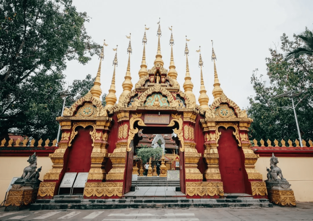 西双版纳最高统治者土司头人的拜佛圣地,这里全是金碧辉煌的傣族传统