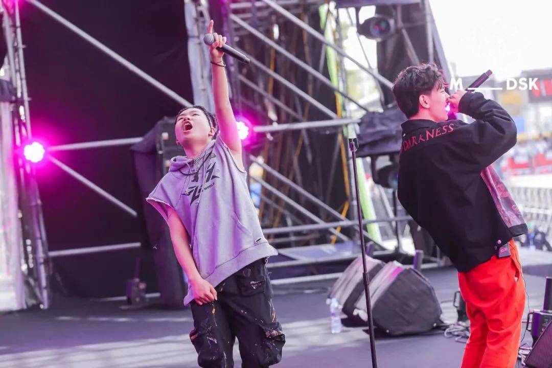 河南说唱之神一出场，就把整场音乐节的气氛点燃，新鲜面孔带来的独特的