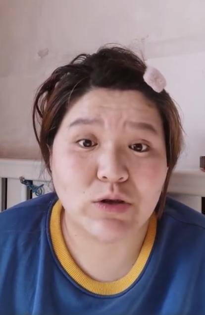 原创网红郭老师旅行被偶遇衣服穿几天都不换洗被嫌弃站大街上直播要