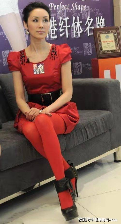 郭可盈为凹造型拼了,50岁穿红丝袜配短裙秀长腿,招摇又惹眼_红色