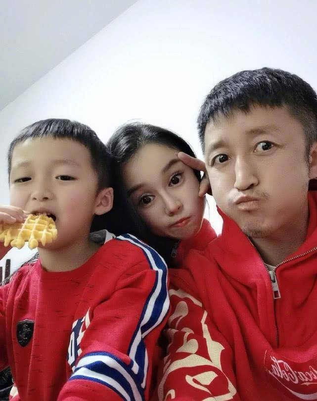 原创邹市明一家五自拍合影超温馨,冉莹颖花式卖萌被吐槽网红视角