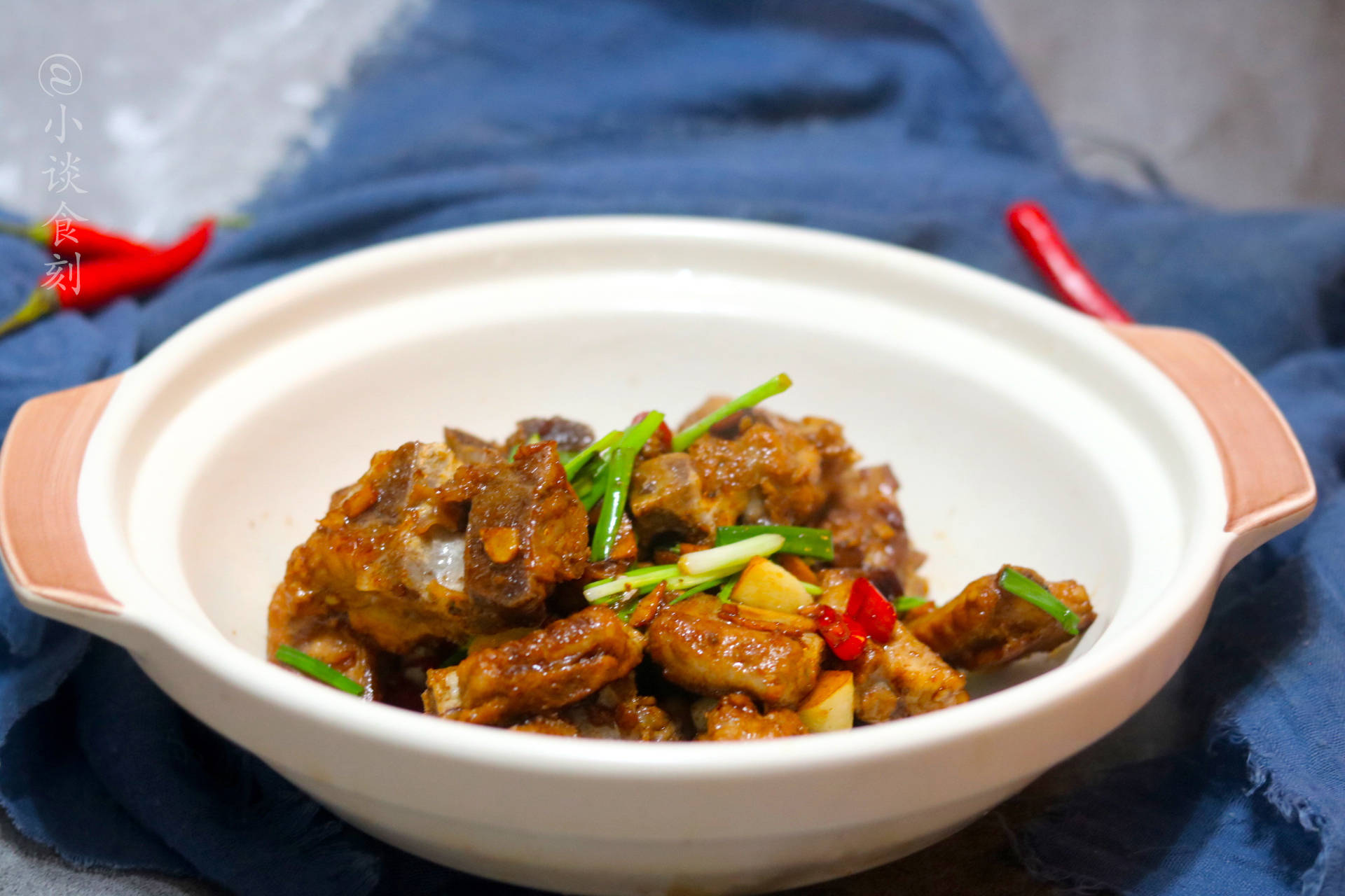 猪肉降价了,记得买点排骨,平价又好吃,锅里一烧,啃着特香