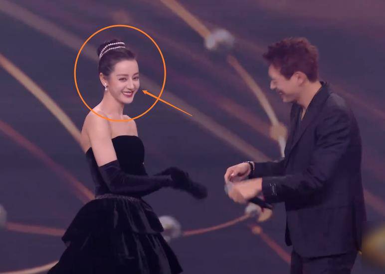 李现与迪丽热巴同框领奖俊男美女过于养眼豪门剧可以安排上了