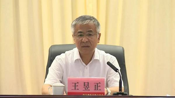 保亭县委书记王昱正主持召开会议(黄亮 摄)