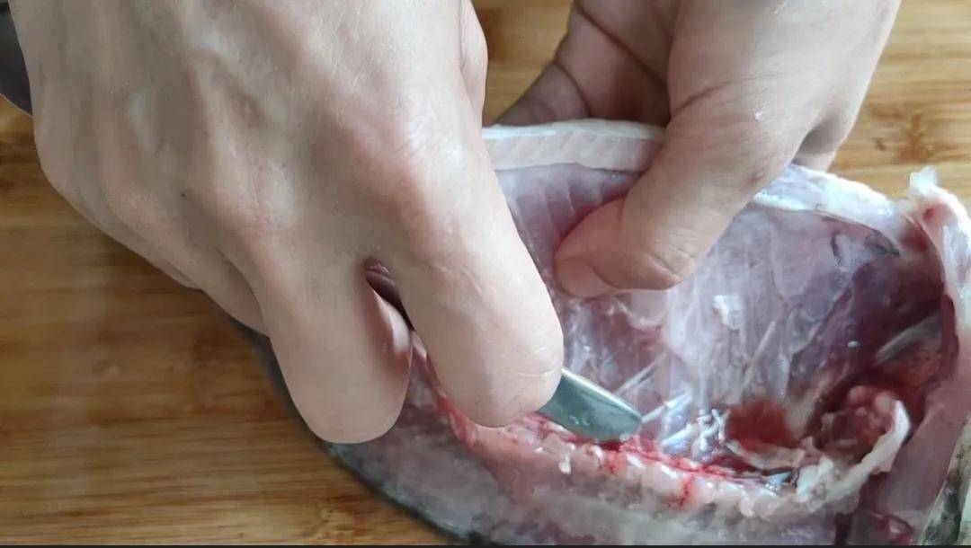 原创今天才知道刮鱼鳞只需要一个胡萝卜不飞溅不伤手真实用