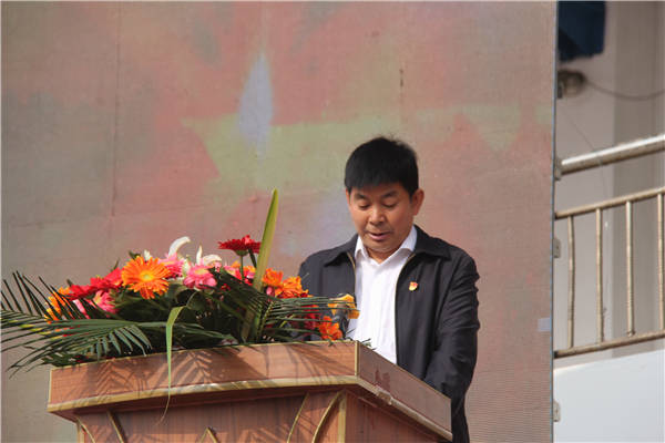 之后,原平一中校长吴衡致欢迎词.