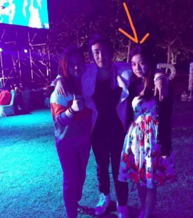潘玮柏与老婆餐厅吃饭,宣云全程含情脉脉看老公