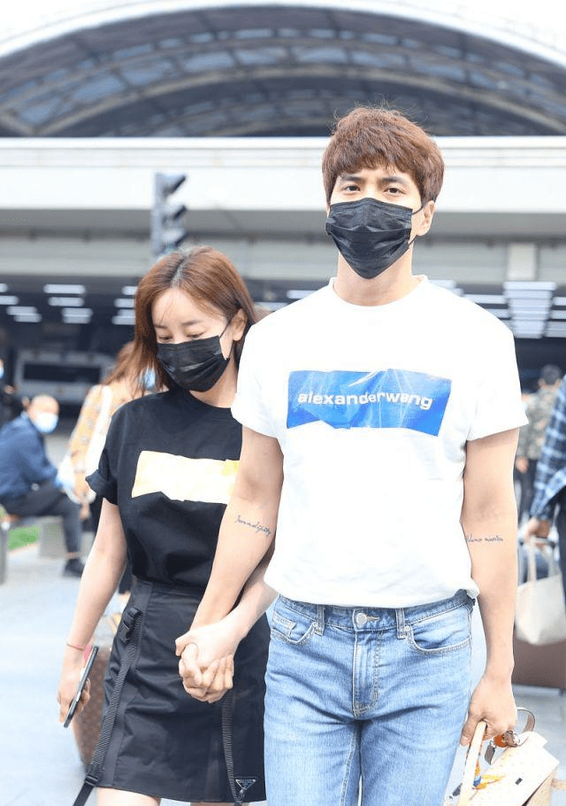 这是张檬和金恩现身户外的样子,张檬看上去非常的漂