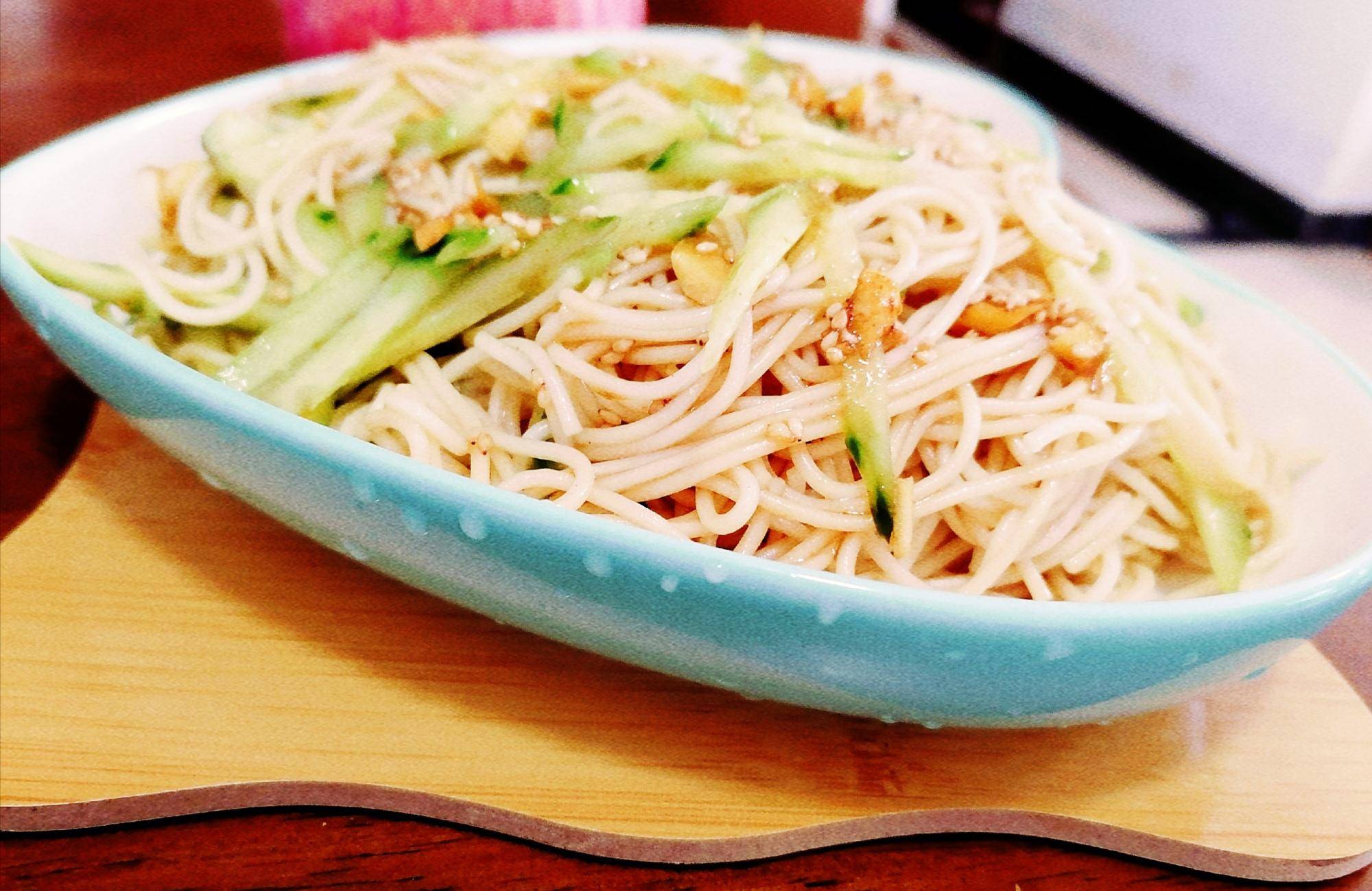 春夏天气转暖食欲变差这一碗酸酸辣辣的凉拌面满足你的胃