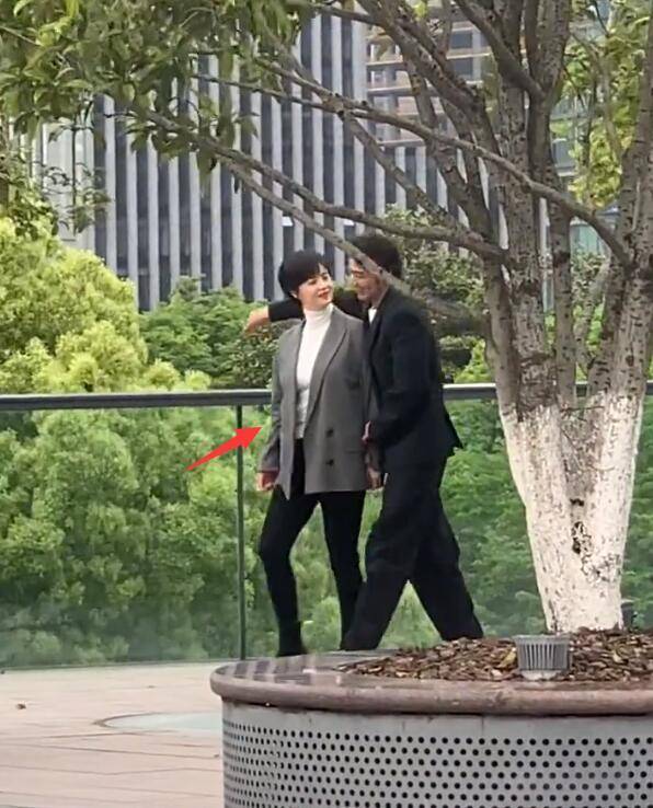 网友偶遇蒋欣杨烁拍戏,杨烁拉衣角撒娇用“锁喉杀”