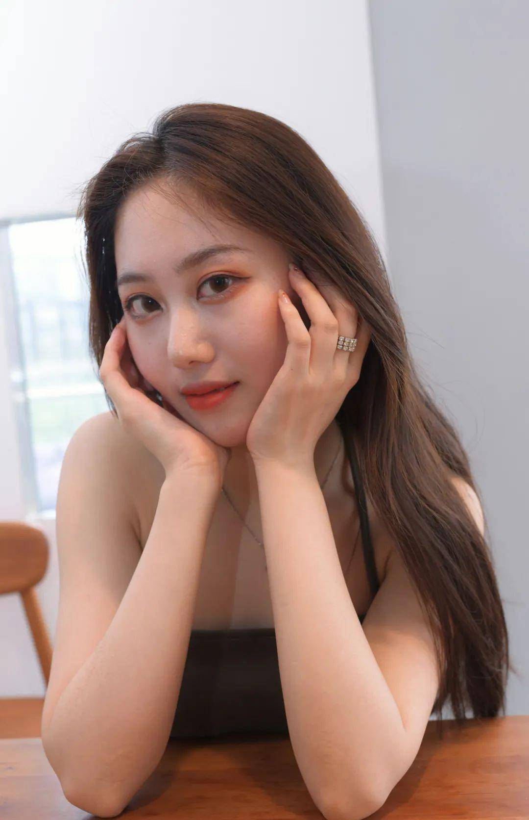 原创不再低调的小姐姐们穿带筒顶的短裙高调穿特别吸引人