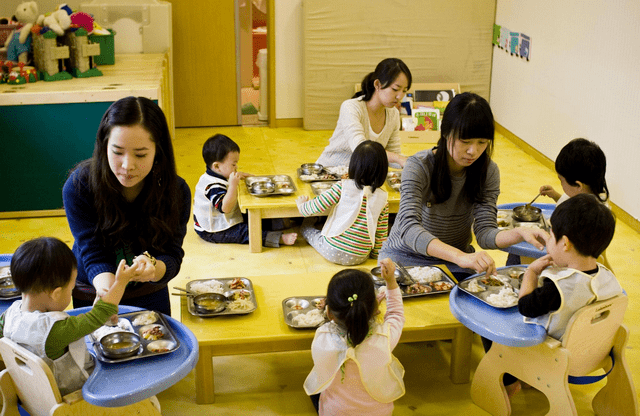 郑仁在幼儿园照片图片