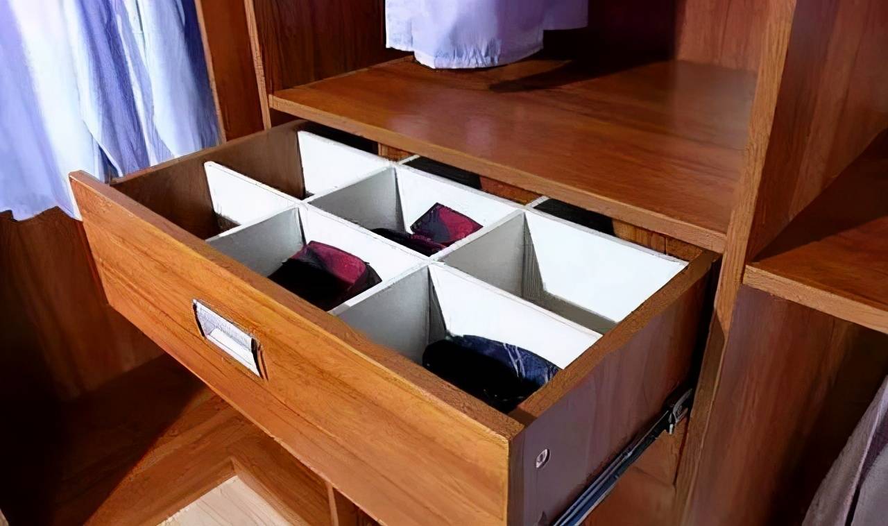 如果要装格子抽,尽量像常规抽屉一样深一点,内存够大用来收纳袜子,小