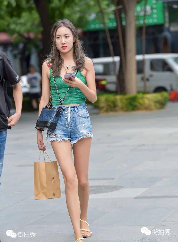 时尚街拍图片女人 53b23164237646f69408b4ce0622dcdb.jpeg