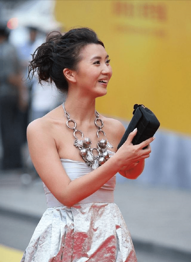 陈好也太能穿了这么窄的裙子也穿得下只是看着不太美观