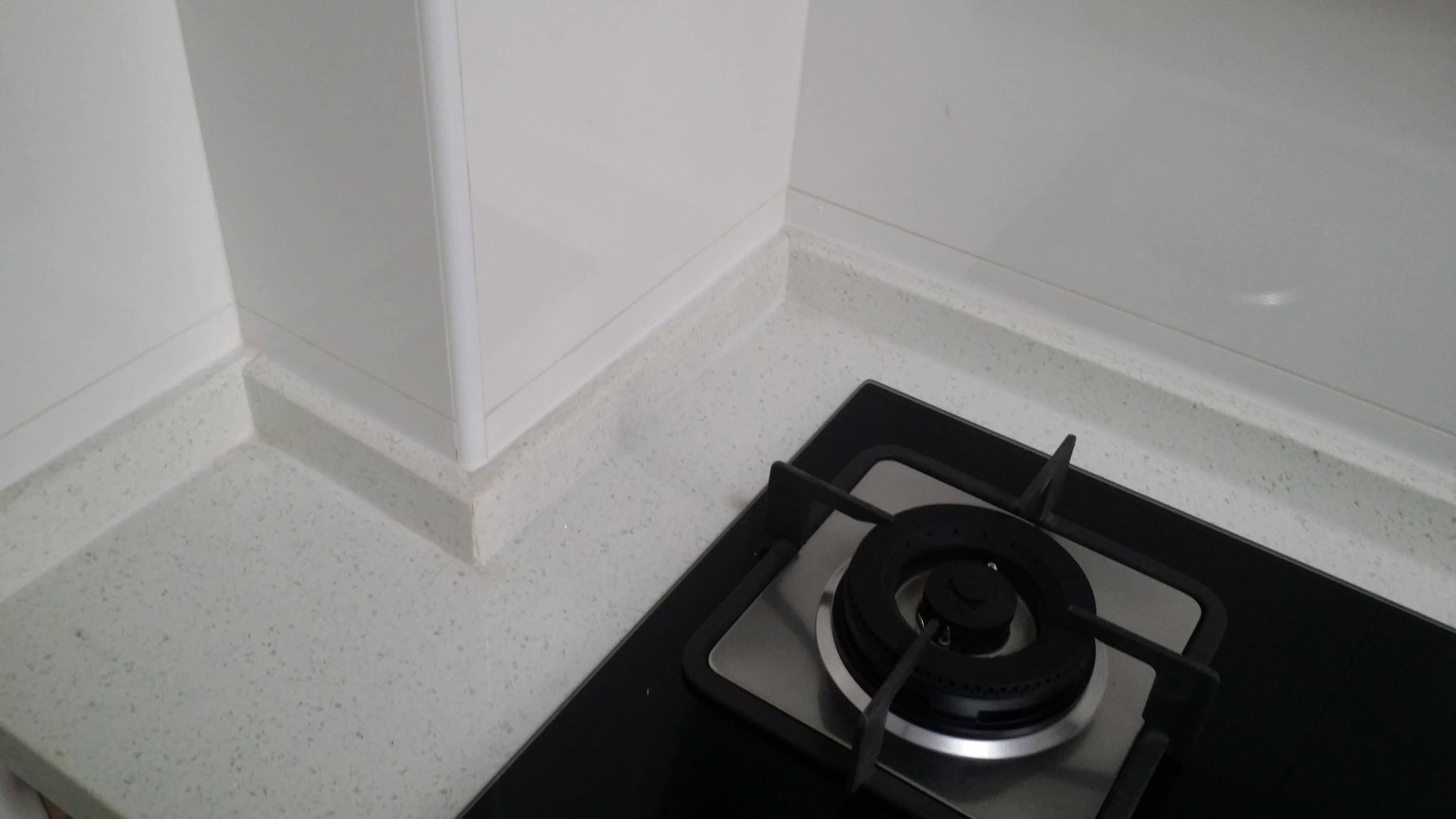 台面正前方或者侧面的小凸起,叫前挡水条.