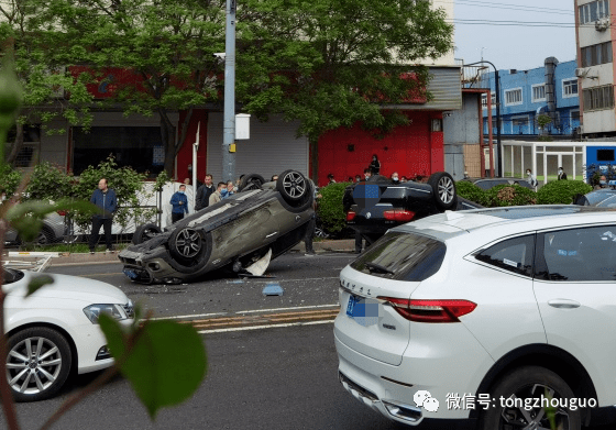 惨烈北京迈腾与mini斗气双双翻车现场冒烟像战场