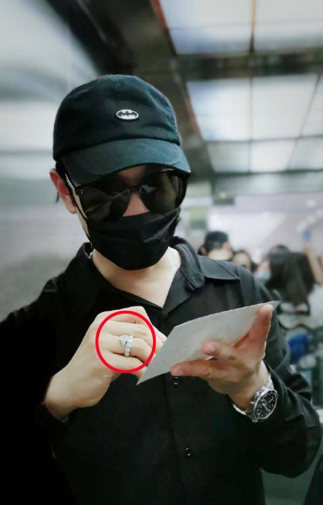 继baby穿情侣装后,黄晓明手戴婚戒与老婆撒糖,离婚传闻不攻自破