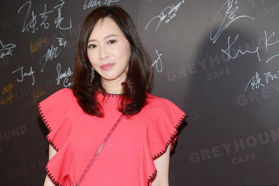 奇女子顾纪筠,曾经是奥运会主持人,携夫出游,富豪老公满头白发_陈仕炜