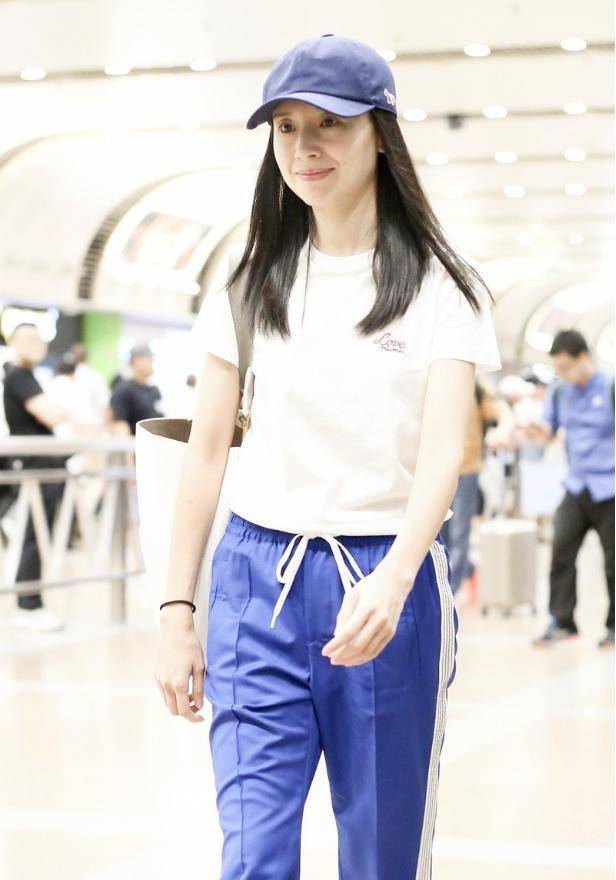 董洁打扮显嫩穿校服绑裤绳挺休闲长相温柔好贤惠