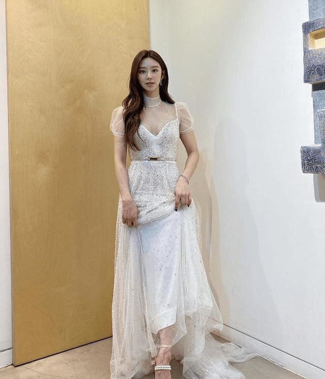气质美女李主傧的穿搭写真图集