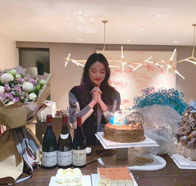 华谊少公子迎15岁生日,已成翩翩少年,与胞姐王文也家教天壤之别