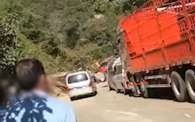 2死2伤 广东普宁小汽车被牵引车上所载大型修路机碾压 现场惨烈 乘客