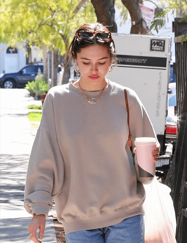 卫衣是贴身穿吗 55b74785dde04f5ba27b062611ddd5d3.png