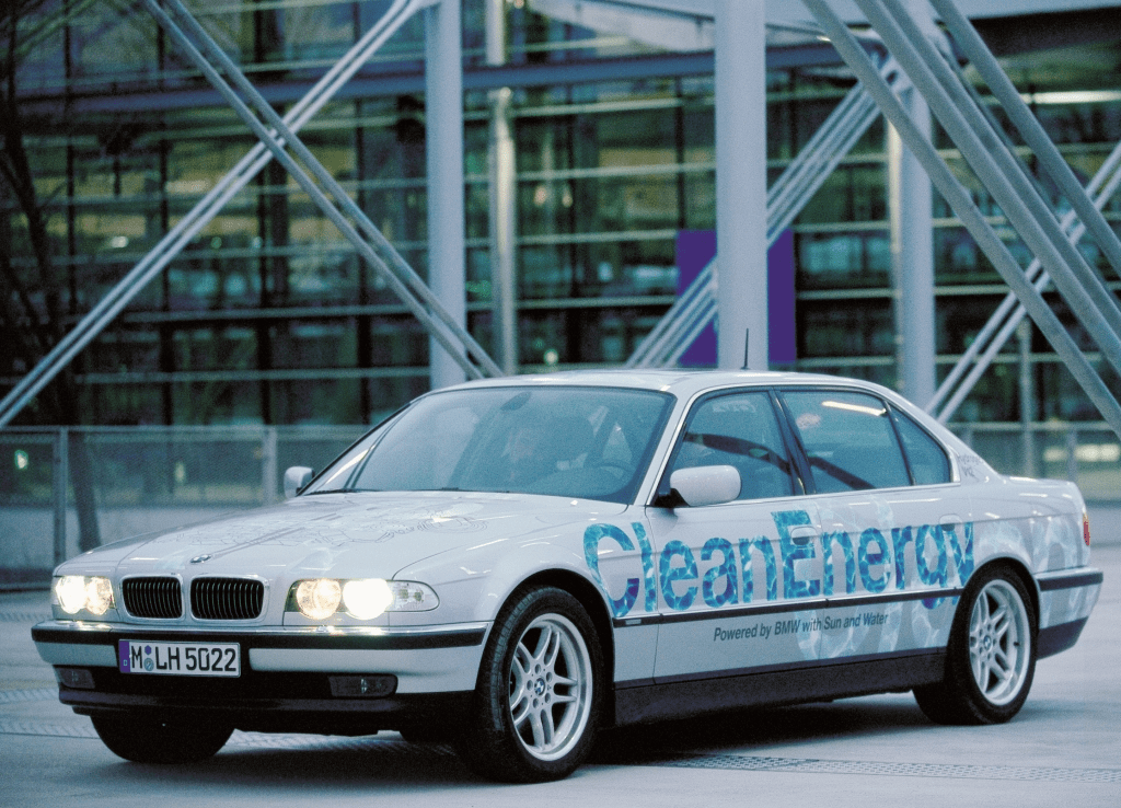 多年前就玩氢内燃 宝马的技术确实厉害 双燃料