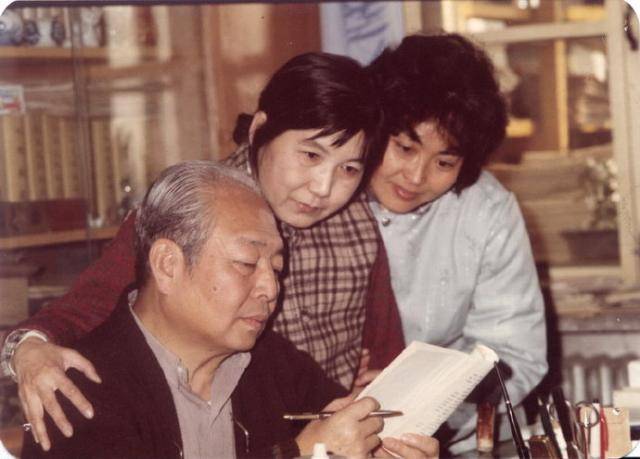 不堪忍受与妻分离之痛,新凤霞去世5年的同一天,吴祖光追随而去