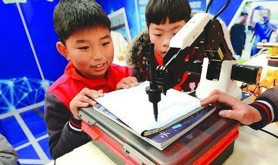 女孩偷花800元买抄作业机器人妈妈发现怒砸网友真有钱