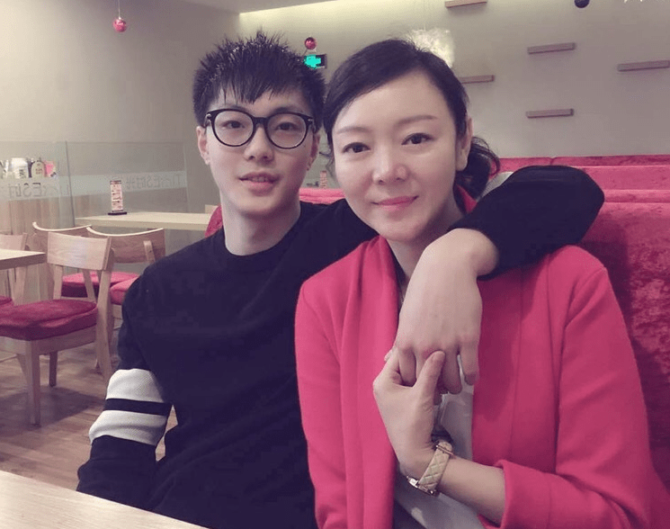 胡明轩多次拼抢倒地,美女妈妈心疼落泪,超高颜值太抢镜