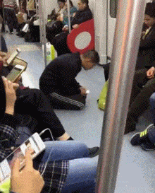 图片[2]-搞笑段子GIF：伙子，年纪轻轻在地铁上乞讨，就不能好好上班吗？-魔性次元
