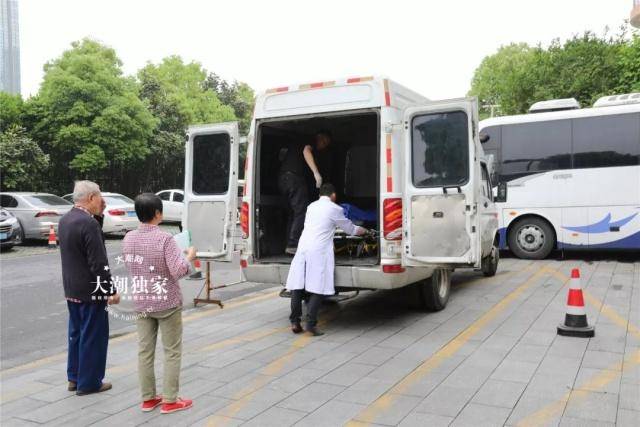 泪目 8旬老人跪倒妻子遗体面前 结婚50年双双做出一个决定 爷爷 泪目 8旬老人跪倒妻子遗体面前 结婚50年双双做出一个决定 爷爷