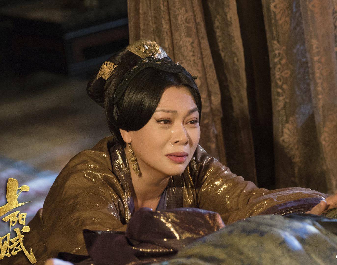 史可与亿万富豪老公游西湖,淑女长裙配牛仔外套,56岁嫩似30多岁