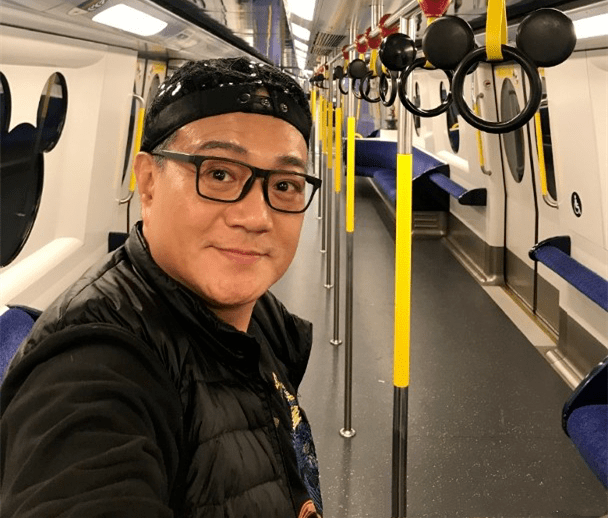 香港62岁老戏骨渴望生子弥补遗憾,年轻时为情所困割断9条手筋_鲁振顺