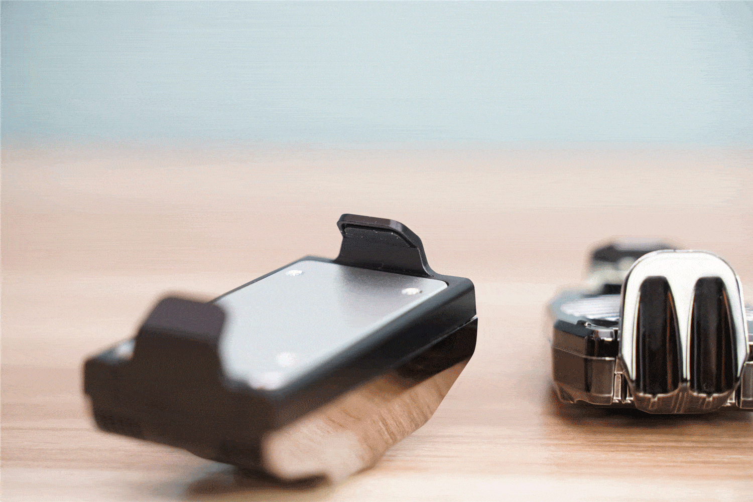 背夹面积部分,可以看到红魔最大,其次是黑鲨,同时这两款也采用了大