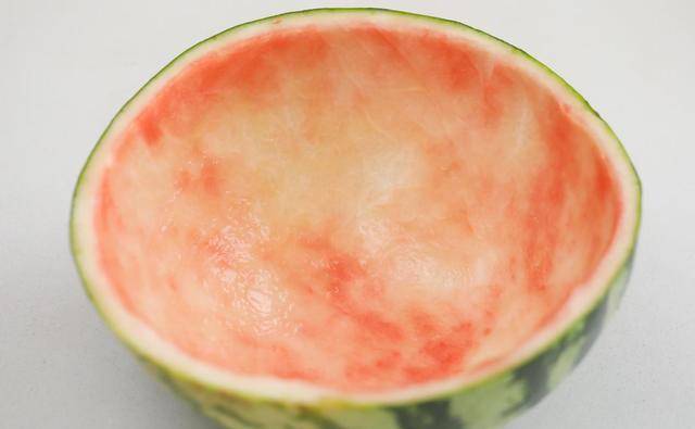 3, 刮好的西瓜皮把它切开来,然后再切成一个个宽度在1厘米左右的小段.