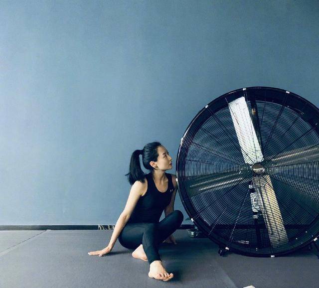 黑色吊带背心搭配黑色健美裤,把白冰的好身材展现得淋漓尽致,属于健身