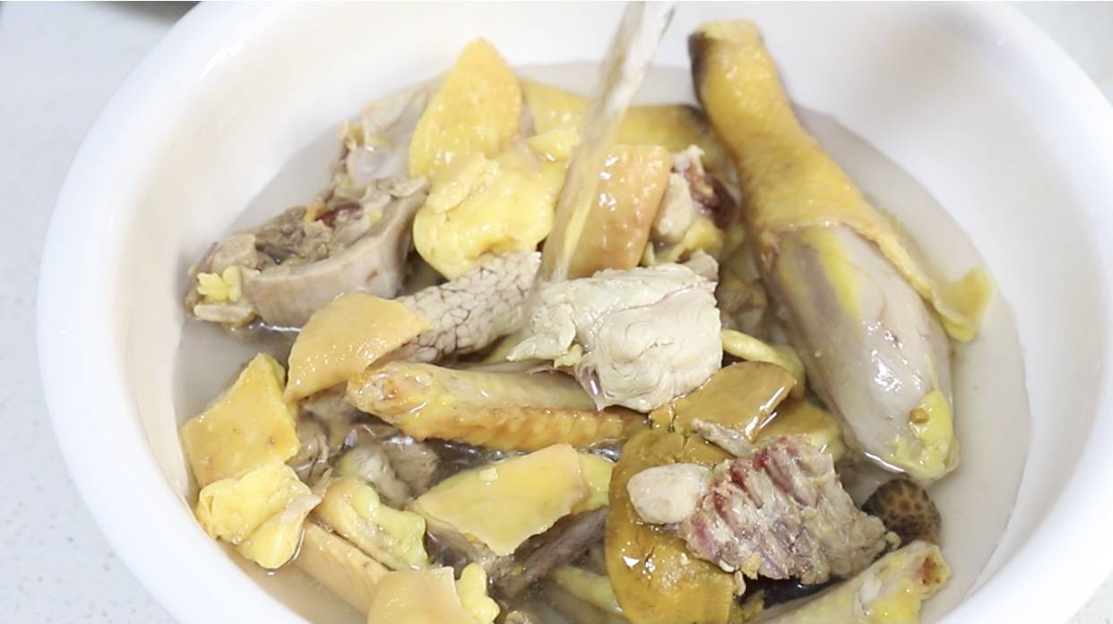 原创
竹荪鸡汤鲜美滋补,你却把它炖成了洗衣粉味儿,主要错在这一步