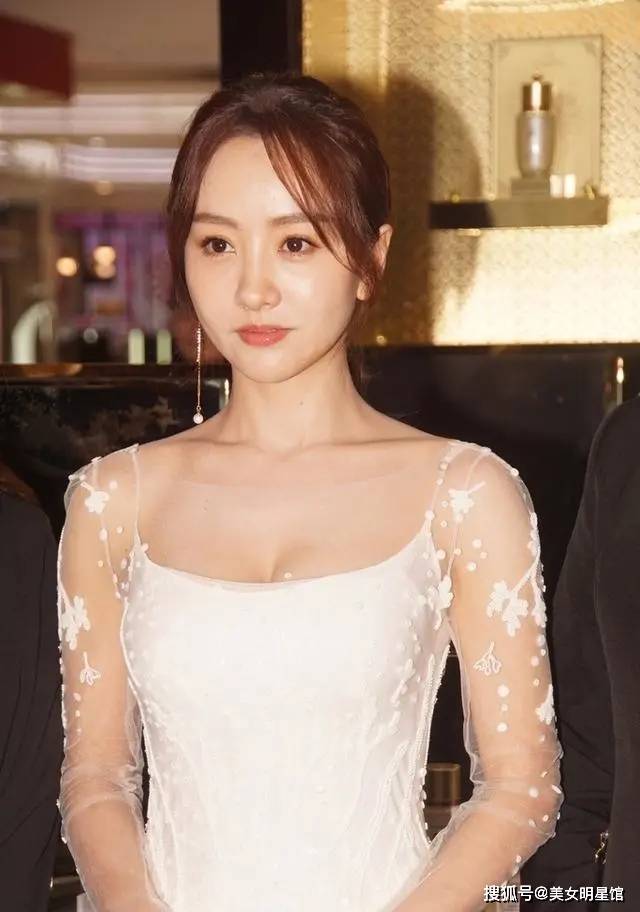 40岁杨蓉,美丽惊艳饱满有型,宛如人间水蜜桃!