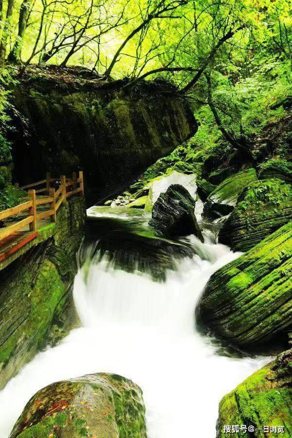 天书峡景区是大自然演化而成的水光山色,雄奇挺拨,层峦叠嶂,幽谷崖深