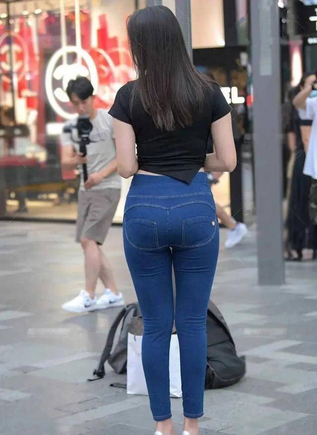 瑜伽裤衬托时尚美女的好身材 干净利落的感觉 利落优雅 体型 瑜伽裤衬托时尚美女的好身材 干净利落的感觉 利落优雅 体型