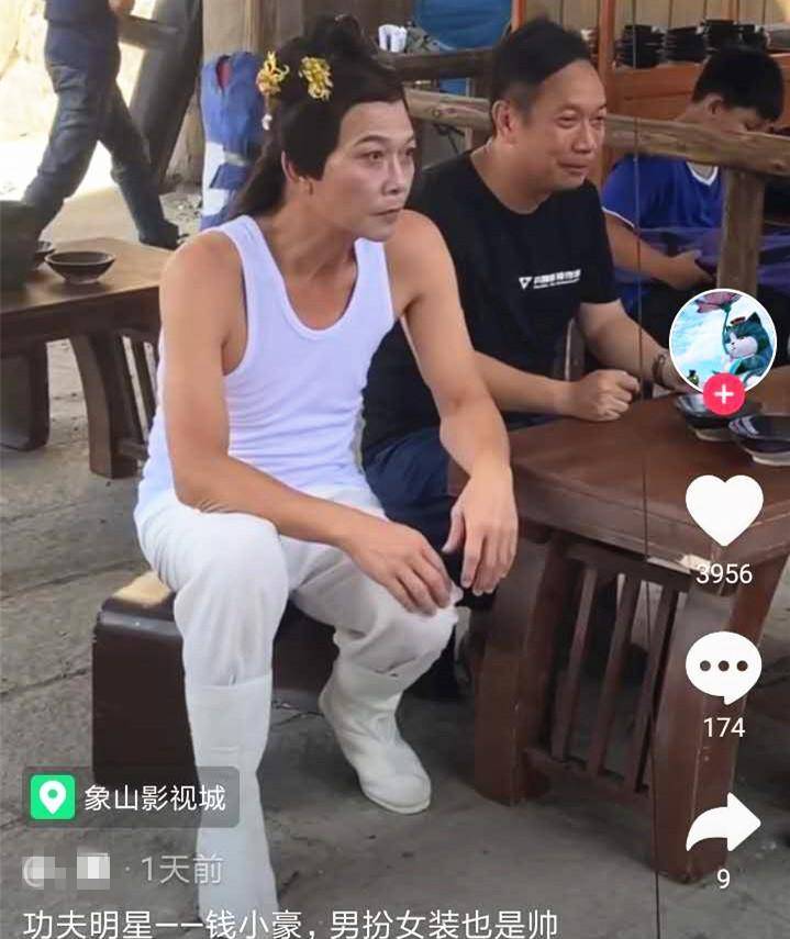 57岁钱小豪近照身材消瘦老态明显化浓妆扮女人被指像姥姥