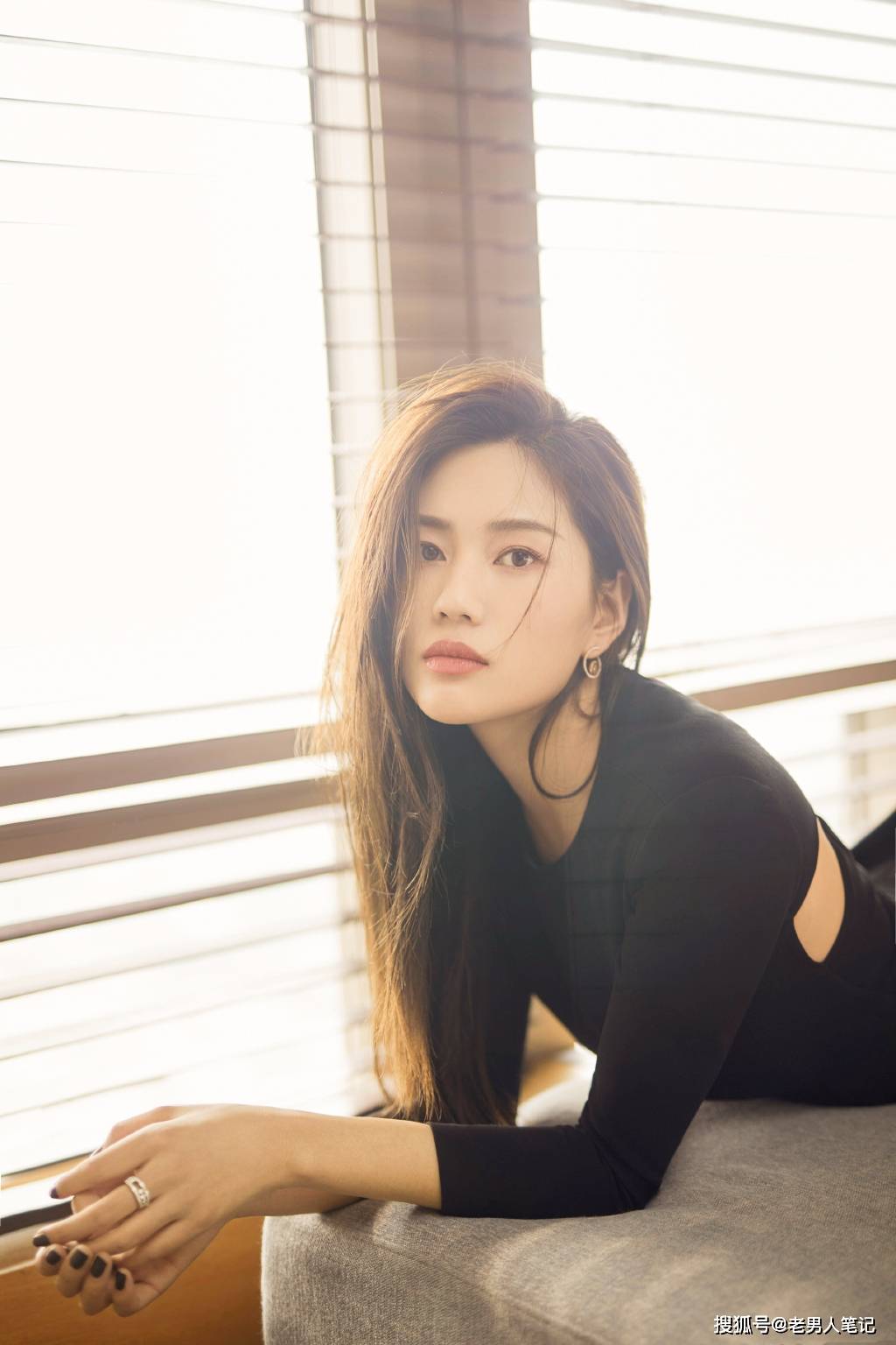 原创悬崖之上火热上线又一名谋女郎释出冷艳型电影脸被刷屏了