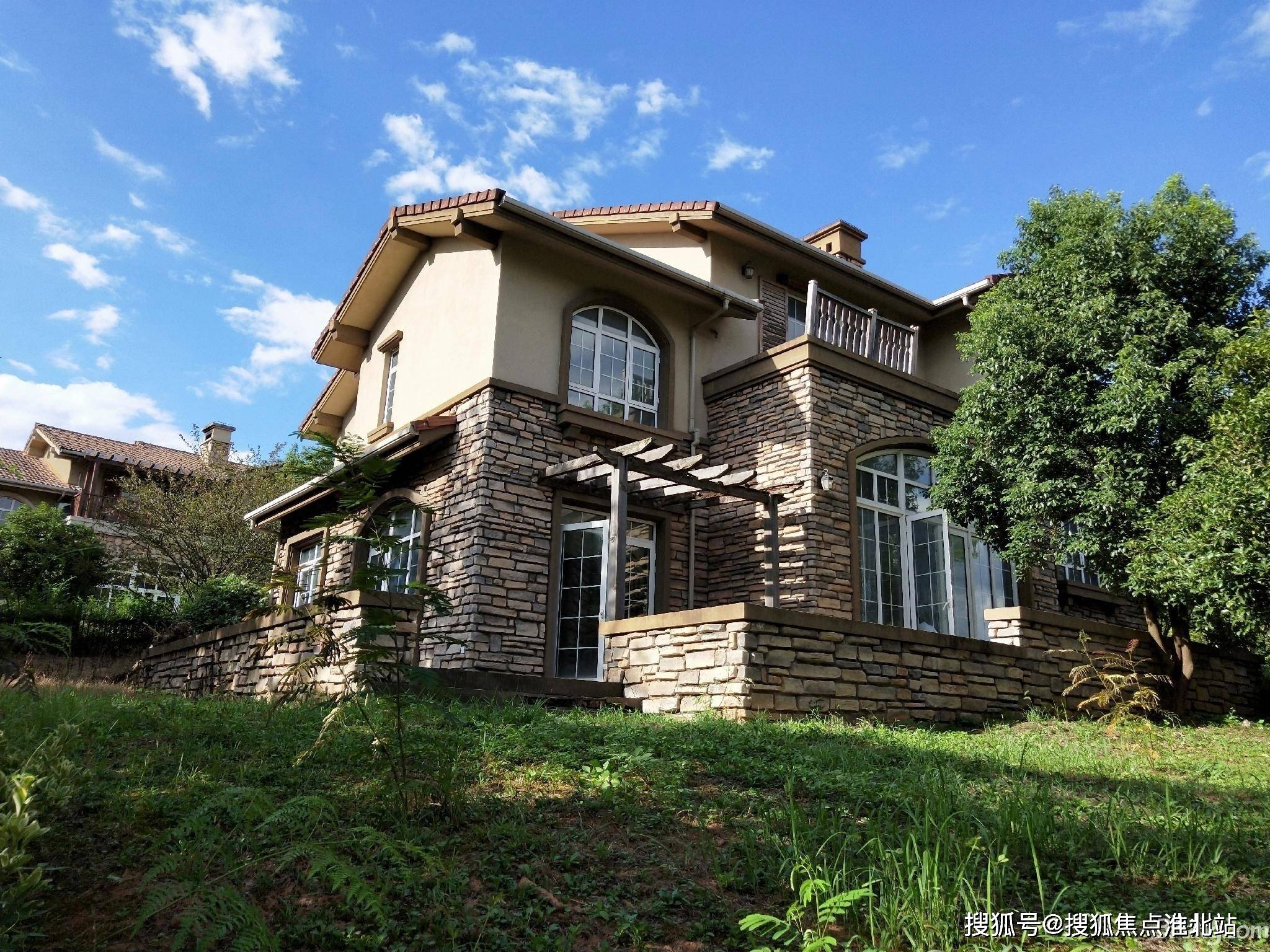 且02省道,杭徽高速,14省道以及青山湖大桥紧邻别墅区,经杭徽高速临安