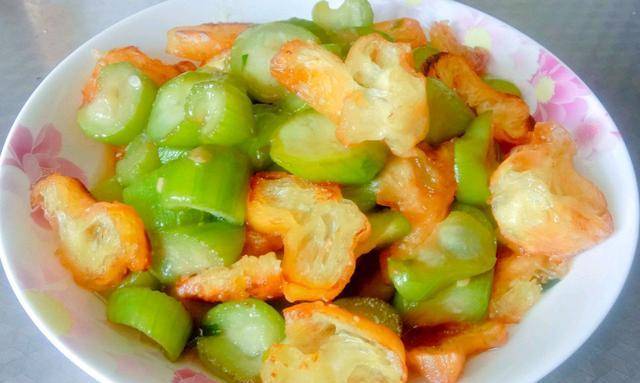 丝瓜配什么炒着吃 4c30b467cb644e7c89b8989feef701c3.jpeg