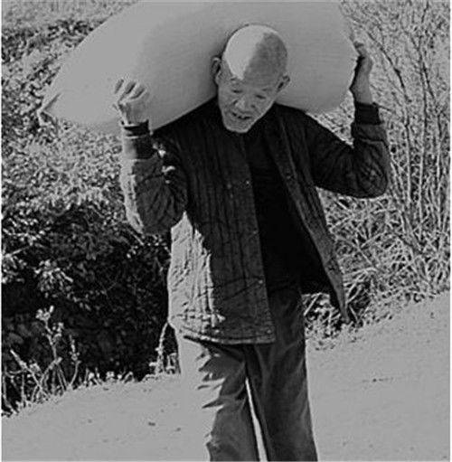 40年前,农村人肩扛450斤货物很轻松,为何现今很少有人能做到?_力气