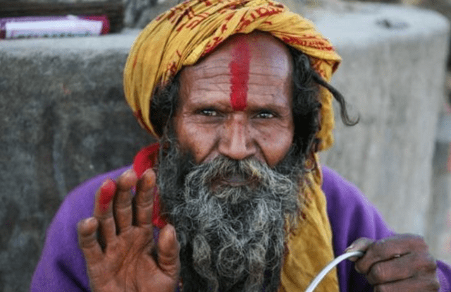 印度最"执着"的苦行僧,举起右手长达50年,现想放下来都没有用_阿玛尔