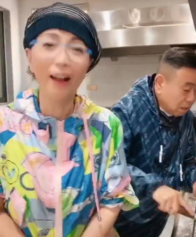 潘长江现身和石榴姐苑琼丹同框苑琼丹满脸嫌弃